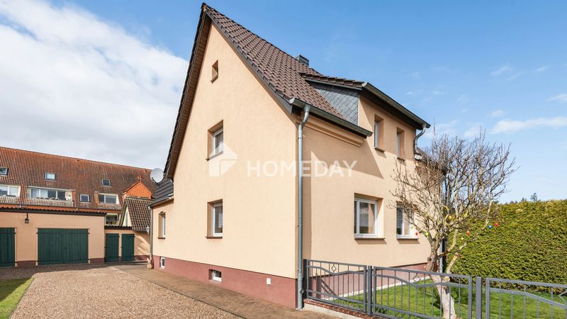 Zwei Ebenen, viele Möglichkeiten – Haus mit Pool, Terrasse und Kamin